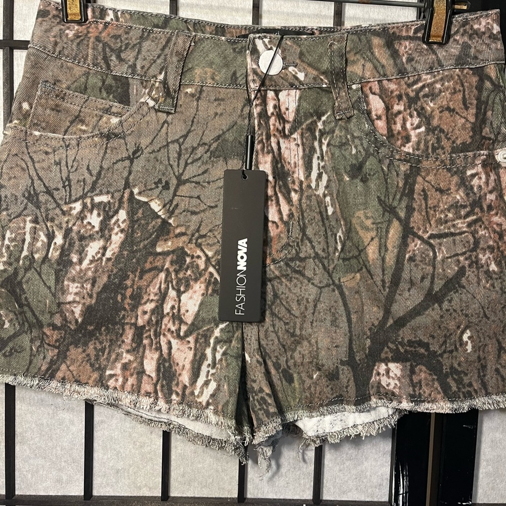 Fashion Nova Juniors sz 5  Camo Shorts
